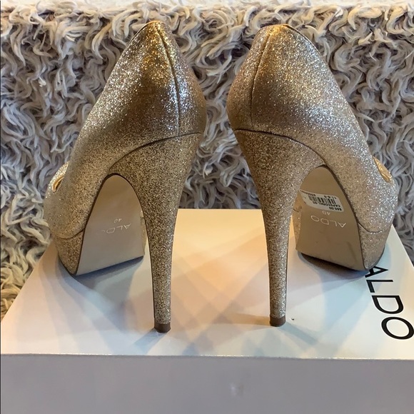Aldo Capecoral Gold heels, size 10 - Picture 3 of 6